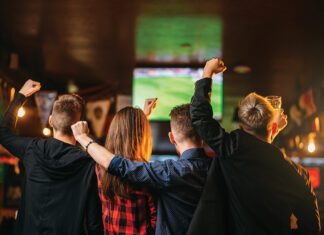 Football-watching-in-bar