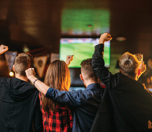 Football-watching-in-bar