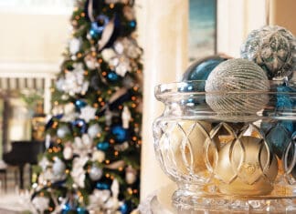 Need a Fresh Idea for Holiday Decorating? Decorating foyer holiday decor
